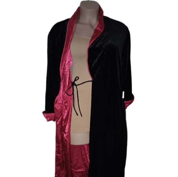 Black and red velvet robe - Picture 3 of 8